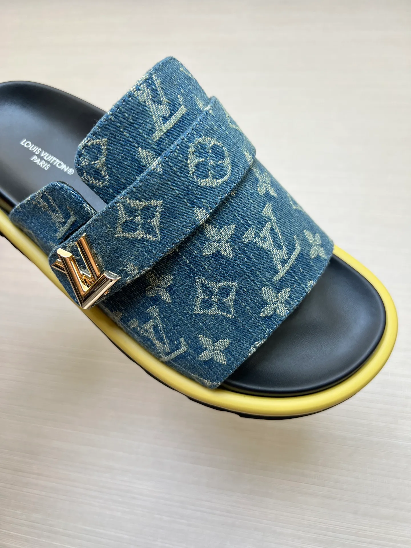 Factory price: 360💰【LOUIS VUITTON】Louis Vuitton, LV printing, men's and women's slippers are on the market, drawer box packaging with cloth bag, card, the upper pattern looks very soft and waxy, super versatile leg slimming artifact. Fabric: imported denim/canvas/old fabric, LV hardware LOGO, official website pattern printing, comfortable to wear, foot pads: high elastic men's shoes💰U water table. Sole: foam sole, heel height: about 5cm. Code number: 35-46, 35, 45, 46 are custom-made and non-returnable. Color: multiple colors and styles available.